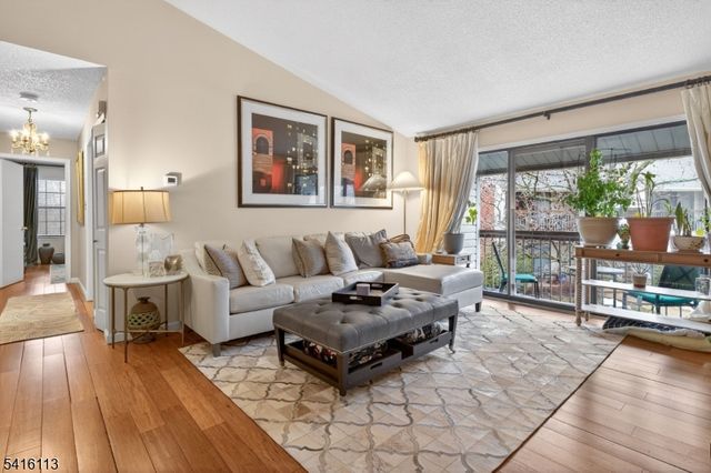 96 Crabapple Ln, Franklin Twp., NJ 08823