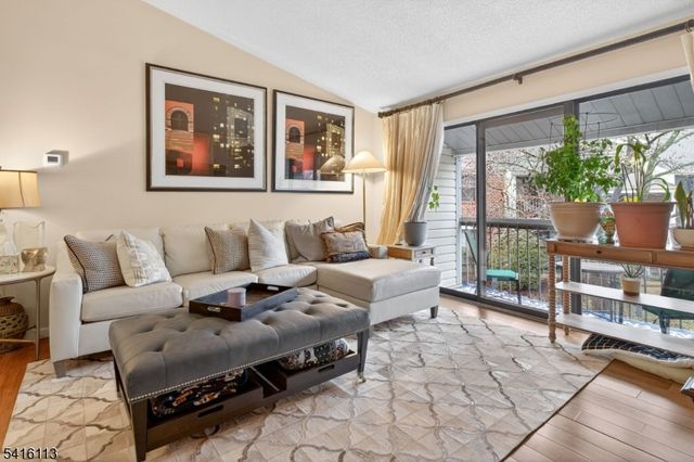 96 Crabapple Ln, Franklin Twp., NJ 08823