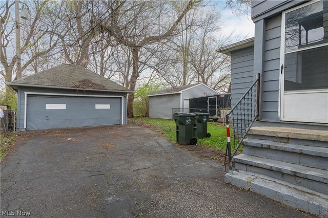 4004 E 52nd Street, Newburgh Heights, OH 44105