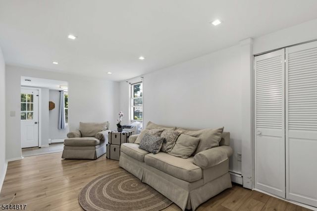 32 Schwarz Blvd, Jefferson Twp., NJ 07849