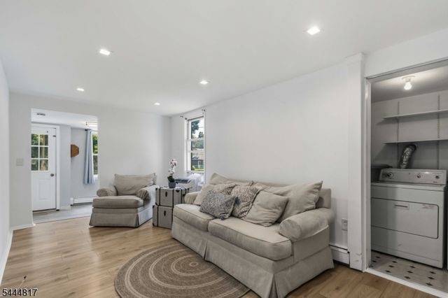 32 Schwarz Blvd, Jefferson Twp., NJ 07849