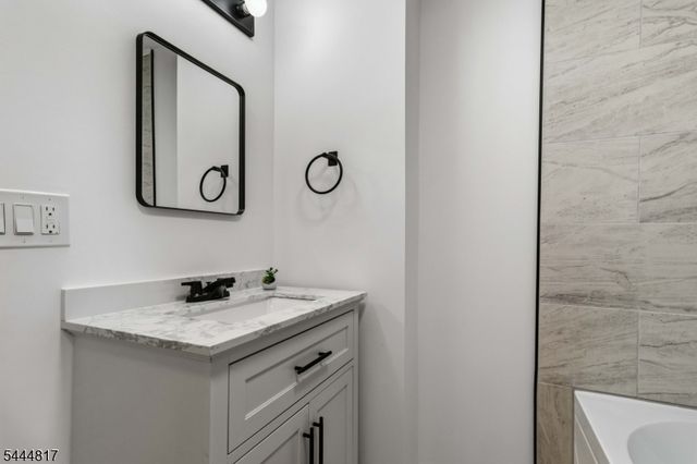 32 Schwarz Blvd, Jefferson Twp., NJ 07849