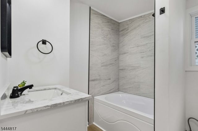 32 Schwarz Blvd, Jefferson Twp., NJ 07849