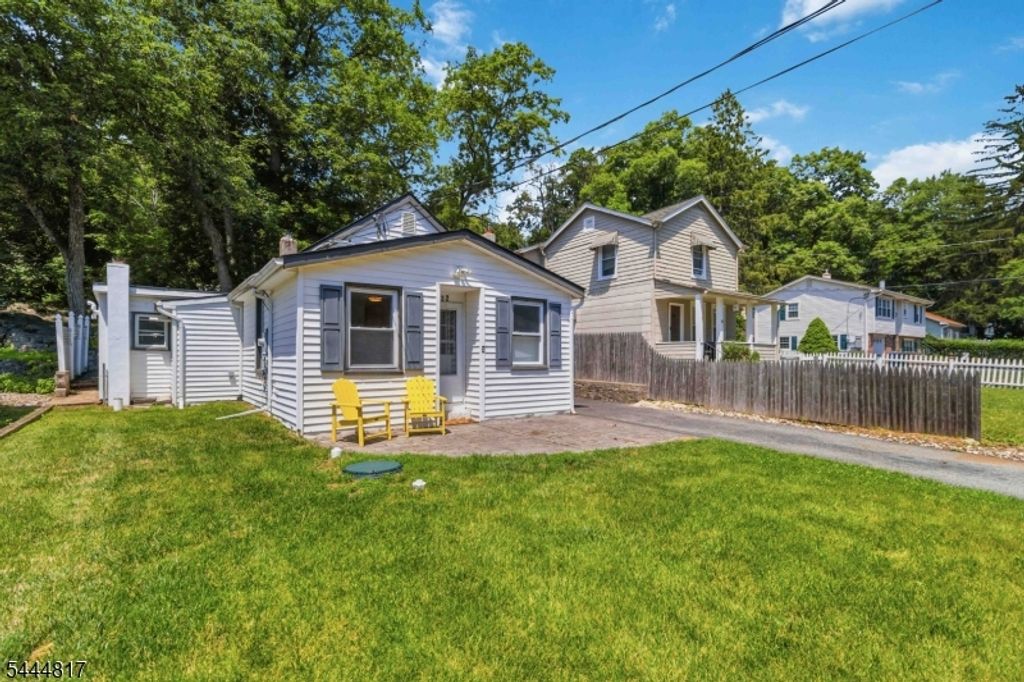 32 Schwarz Blvd, Jefferson Twp., NJ 07849