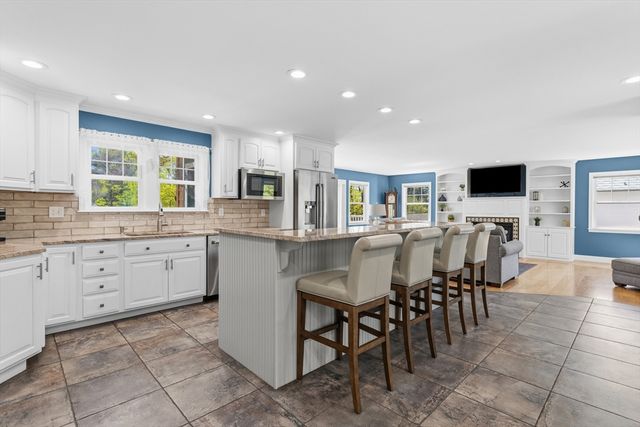 11 Highland Ave, Groveland, MA 01834