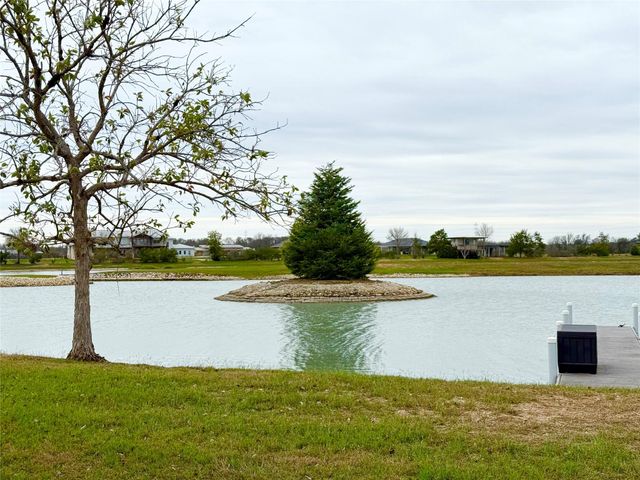 113 River Lake LN, Martindale, TX 78108