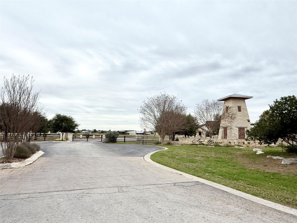 113 River Lake LN, Martindale, TX 78108