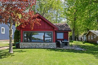 10584 Bob White Beach Boulevard, Hamburg Township, MI 48189