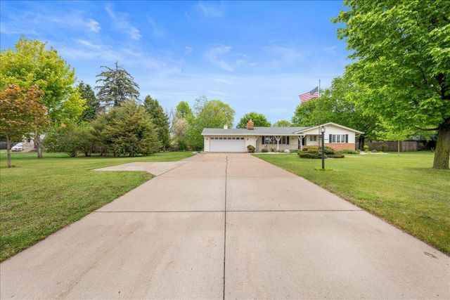 822 Dellwood Street S, Cambridge, MN 55008