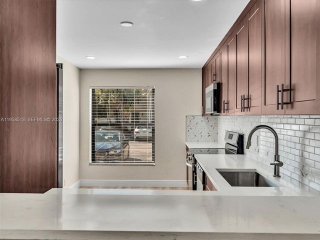 1193 NW 98th Ter 134, Pembroke Pines, FL 33024