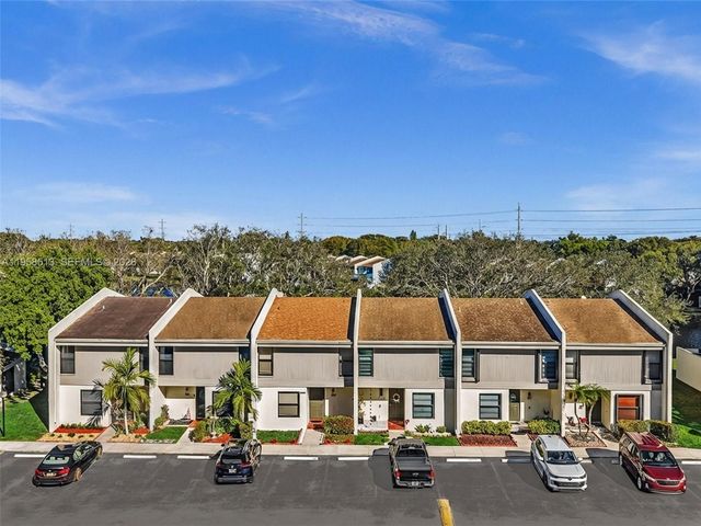 1193 NW 98th Ter 134, Pembroke Pines, FL 33024