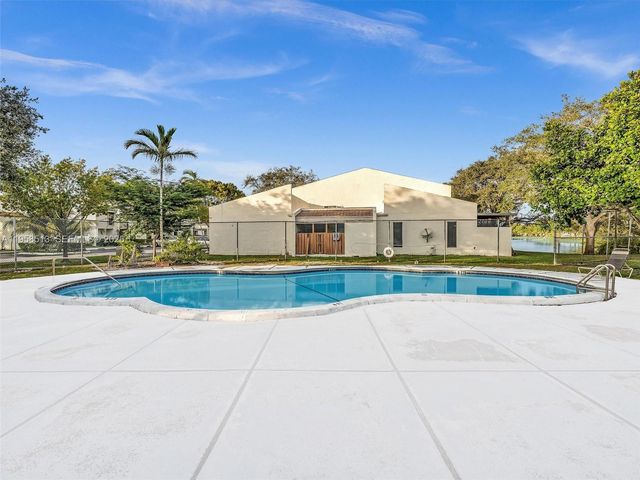1193 NW 98th Ter 134, Pembroke Pines, FL 33024