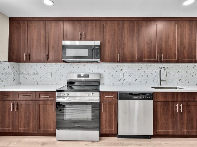 1193 NW 98th Ter 134, Pembroke Pines, FL 33024