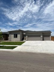 3505 Wapiti Ln, Pueblo, CO 81005