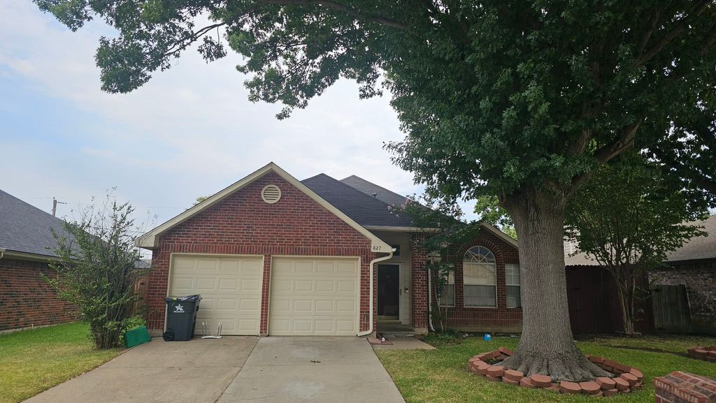827 Quail Brook Drive, Arlington, TX 76001 — exterior