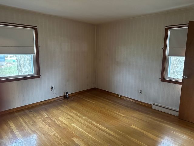 19 Westminster St, East Longmeadow, MA 01028