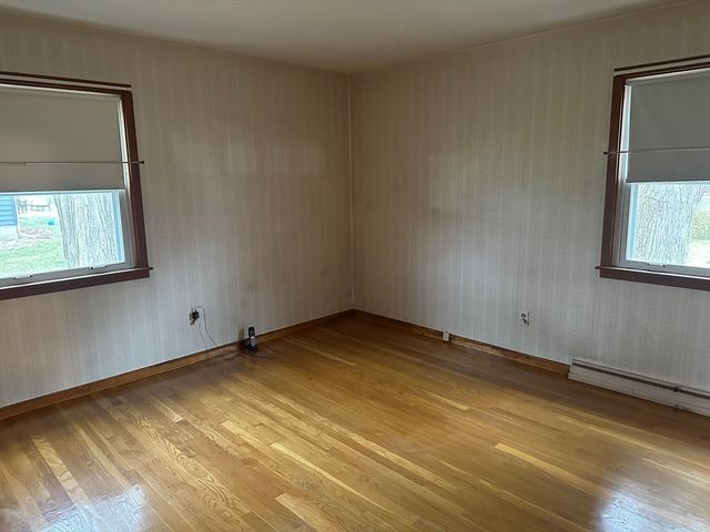 19 Westminster St, East Longmeadow, MA 01028