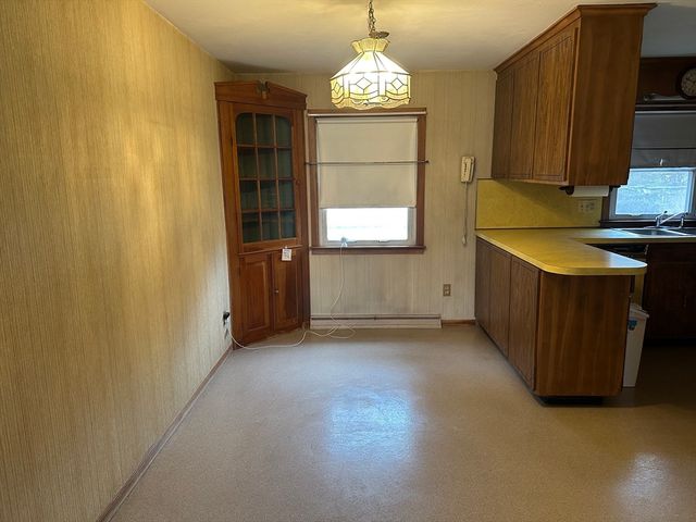 19 Westminster St, East Longmeadow, MA 01028