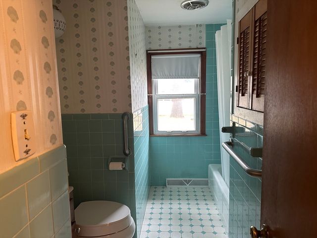 19 Westminster St, East Longmeadow, MA 01028