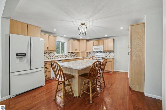 121 W Hazel Street, St Louis, MI 48880