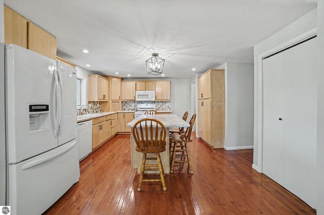 121 W Hazel Street, St Louis, MI 48880