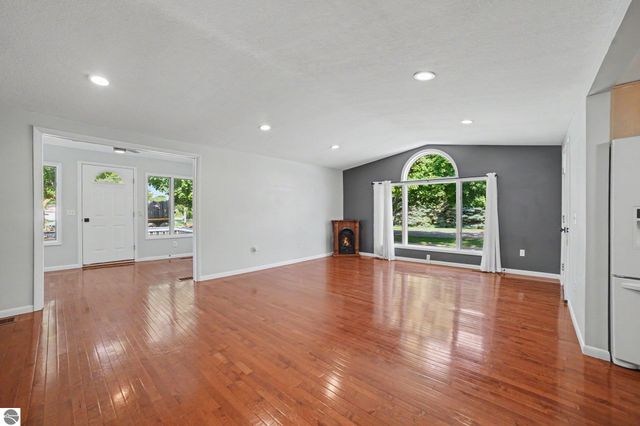 121 W Hazel Street, St Louis, MI 48880