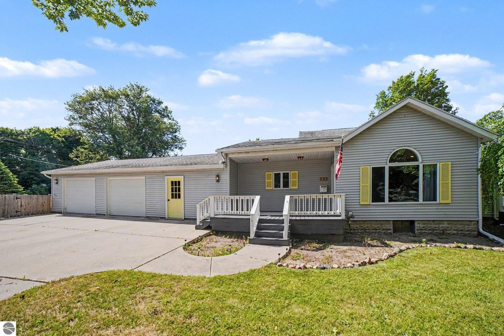 Image 1 of property listing at 121 W Hazel Street, St Louis, MI 48880