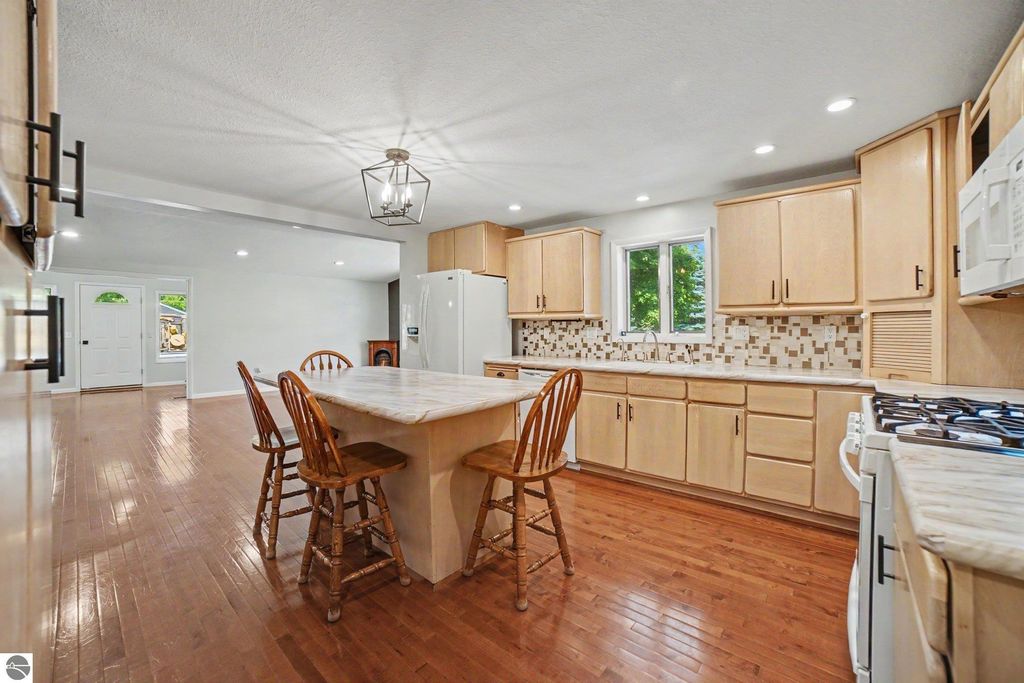 Image 14 of property listing at 121 W Hazel Street, St Louis, MI 48880