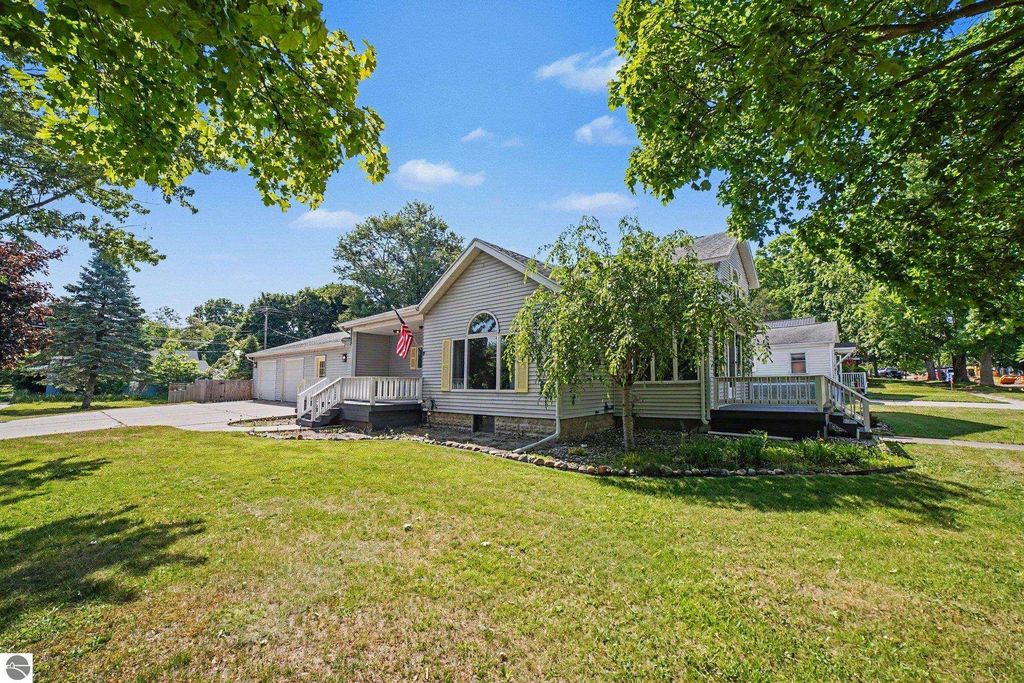 Image 2 of property listing at 121 W Hazel Street, St Louis, MI 48880