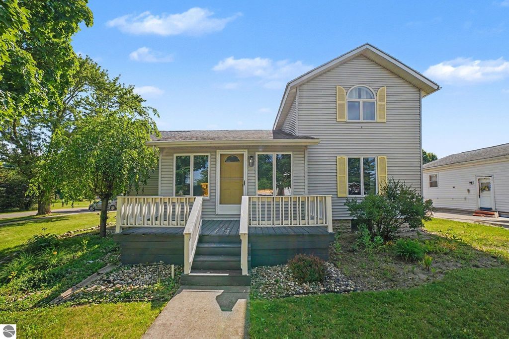 Image 3 of property listing at 121 W Hazel Street, St Louis, MI 48880