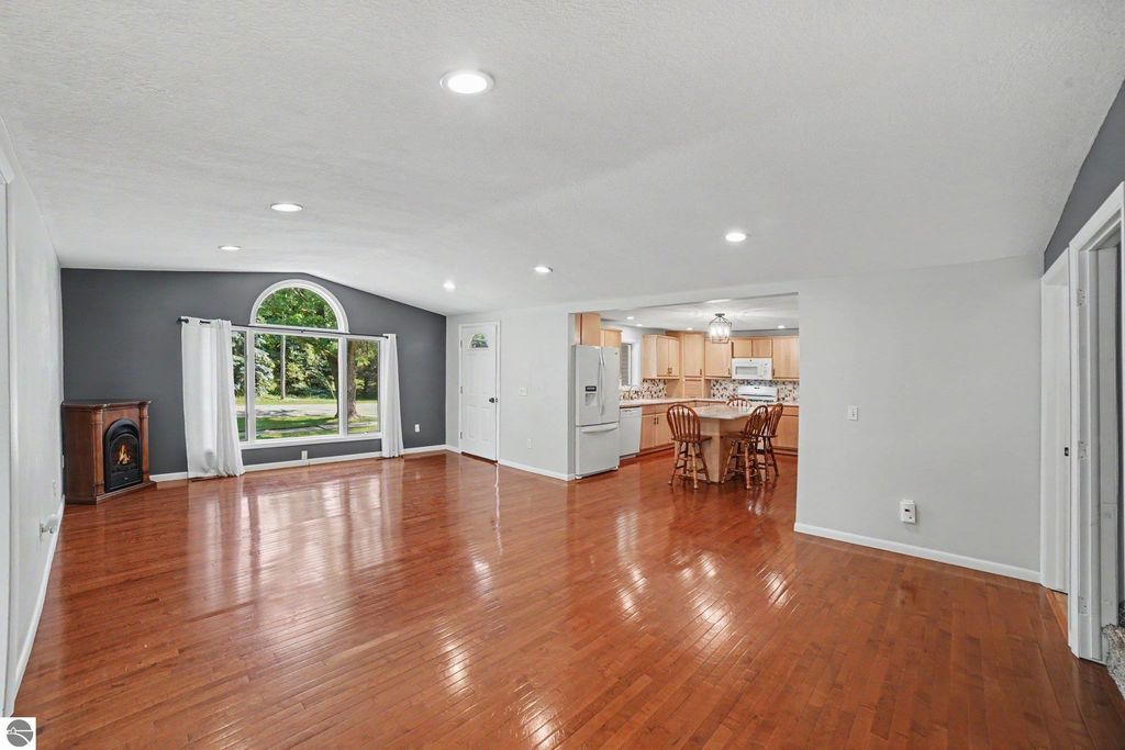 Image 4 of property listing at 121 W Hazel Street, St Louis, MI 48880