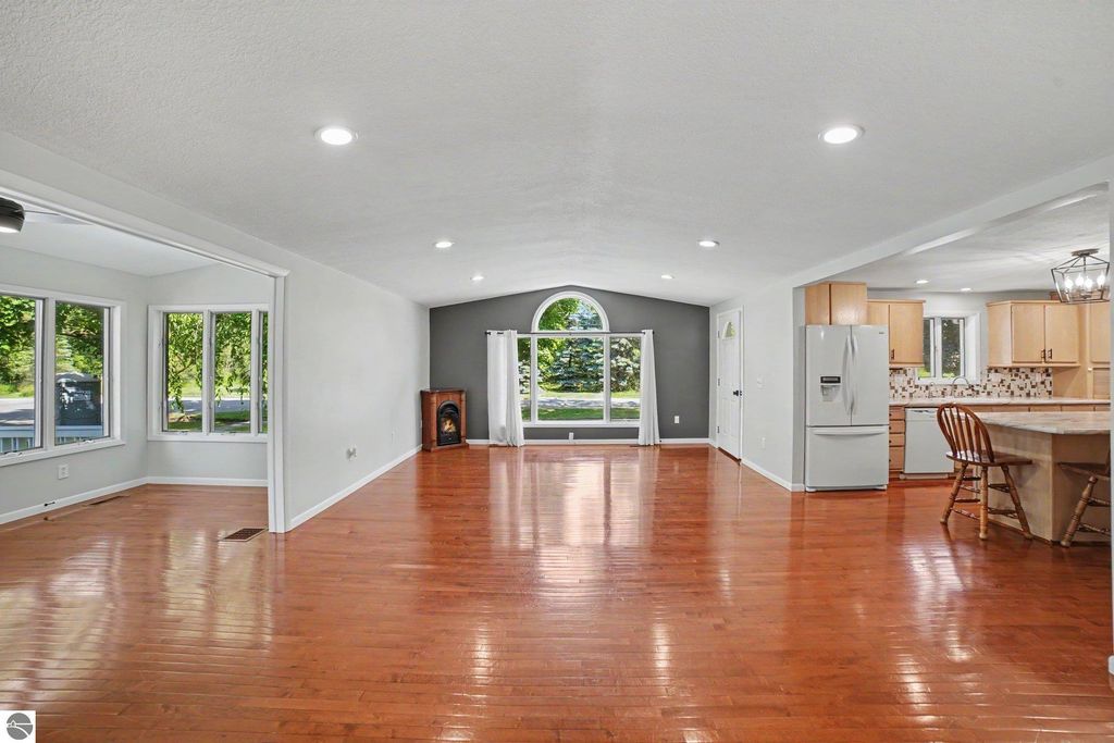 Image 5 of property listing at 121 W Hazel Street, St Louis, MI 48880