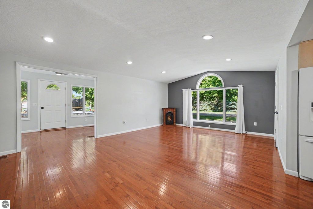 Image 6 of property listing at 121 W Hazel Street, St Louis, MI 48880