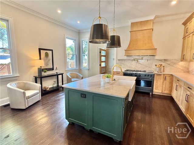 111 E 49th Street, Savannah, GA 31405