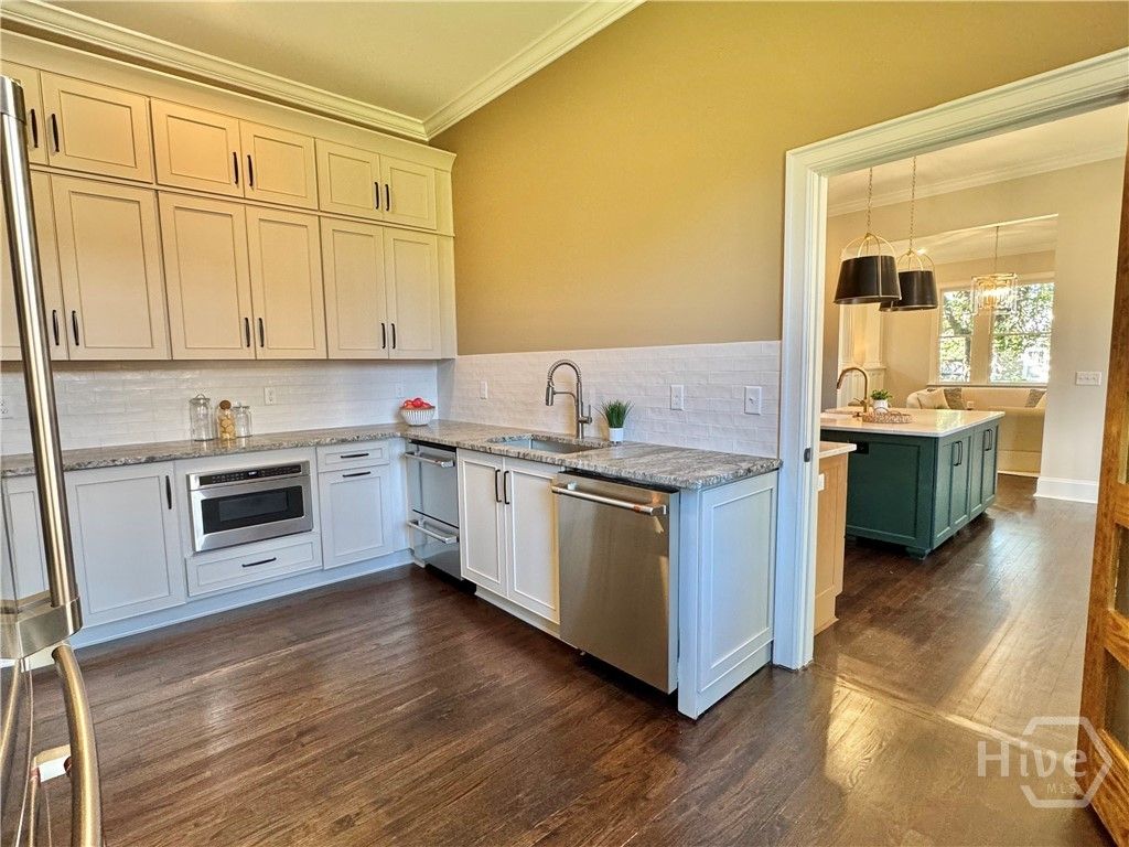 Image 17 of property listing at 111 E 49th Street, Savannah, GA 31405