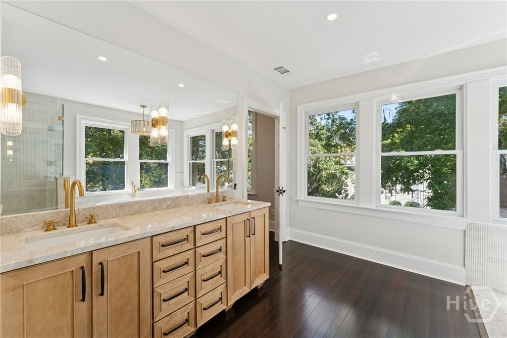 Image 36 of property listing at 111 E 49th Street, Savannah, GA 31405