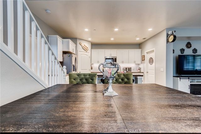 404 Garden Way, Colton, CA 92324