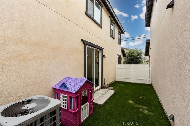 404 Garden Way, Colton, CA 92324