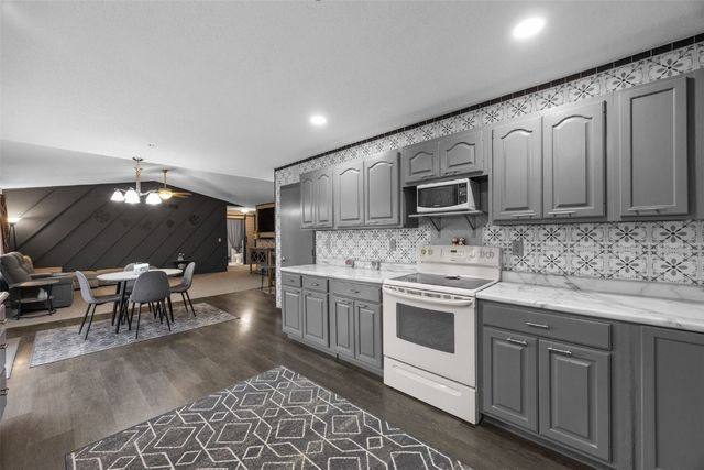 2290 Hillview Drive, Marion, IA 52302