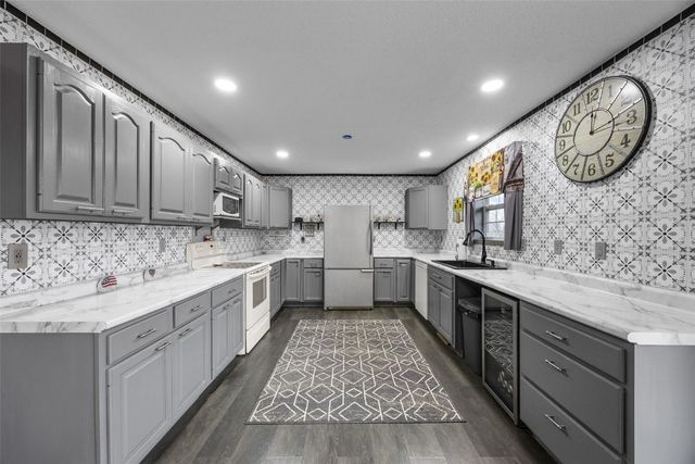 2290 Hillview Drive, Marion, IA 52302