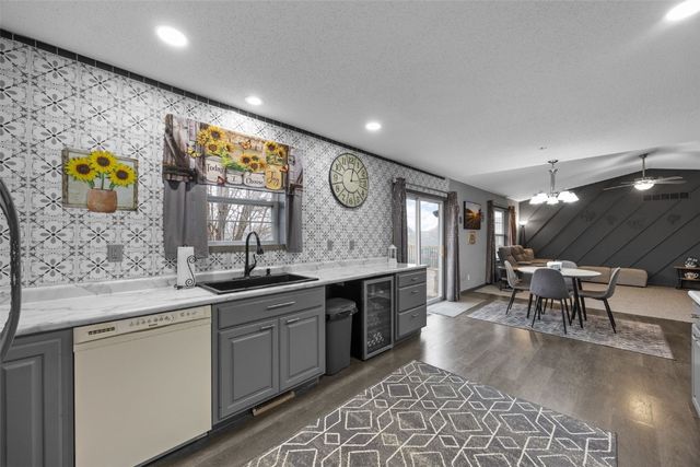 2290 Hillview Drive, Marion, IA 52302