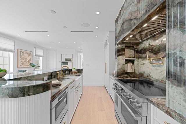 255 Royal Poinciana Way, Palm Beach, FL 33480