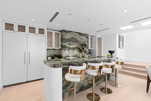 255 Royal Poinciana Way, Palm Beach, FL 33480