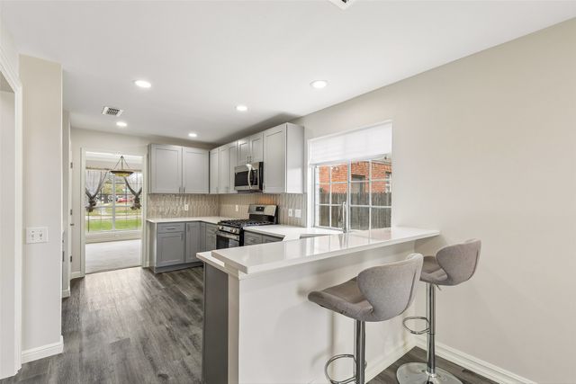 133 Hanover Street, Grand Prairie, TX 75052