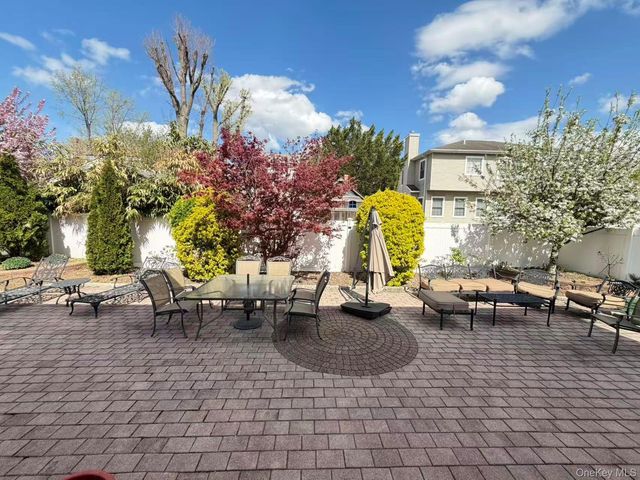 122 Walker Road, Mineola, NY 11501
