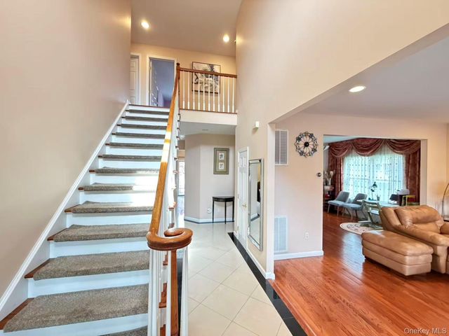 122 Walker Road, Mineola, NY 11501