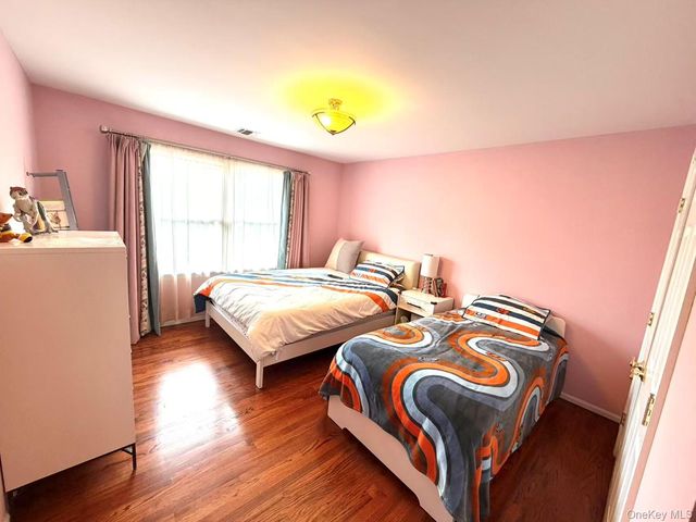 122 Walker Road, Mineola, NY 11501