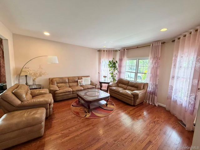 122 Walker Road, Mineola, NY 11501