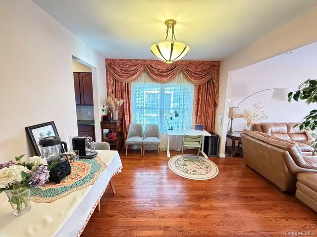 122 Walker Road, Mineola, NY 11501