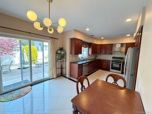 122 Walker Road, Mineola, NY 11501